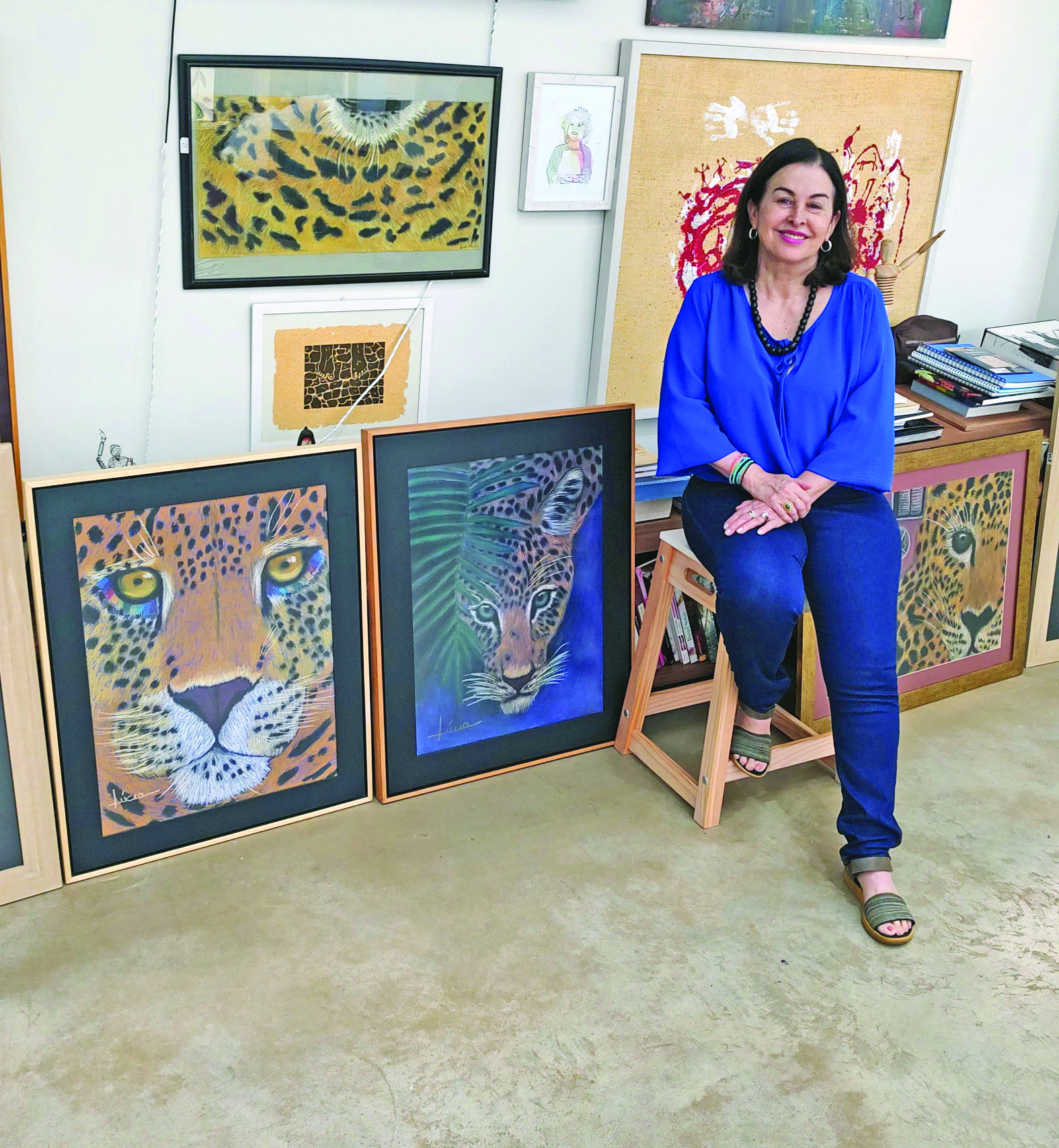 Lúcia Martins Coelho com algumas de suas onças em seu ateliê - Foto: Raquel de Souza