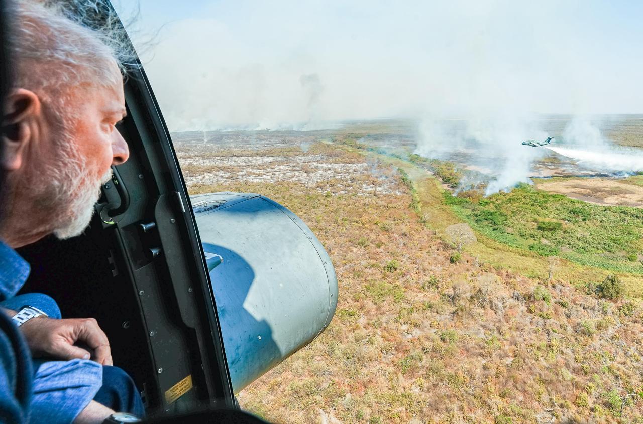 Lula sobrevoa incêndios no Pantanal e define regras para queimadas no bioma
