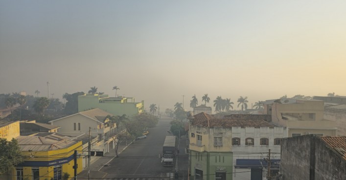 Semana começa com densa fumaça encobrindo Corumbá