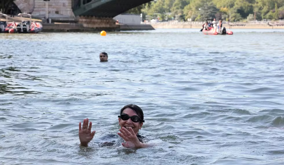 Prefeita de Paris, Anne Hidalgo, nada das águas do Rio Sena, em Paris — Foto: Joel Saget/Pool via Reuters