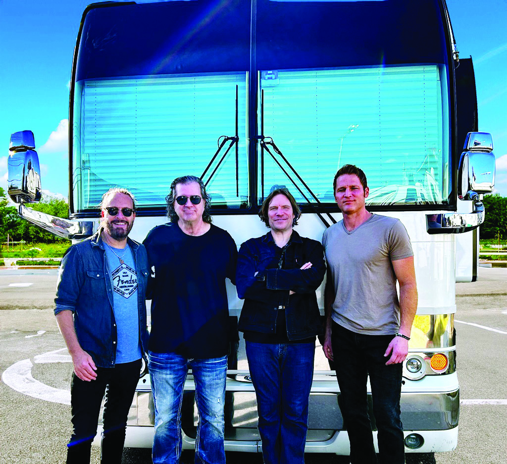 Kurt Griffey,de óculos
escuros e barba e Dan
Mac Guinness, de camisa
preta, sem óculos são
os novos membros (Foto: Reprodução)