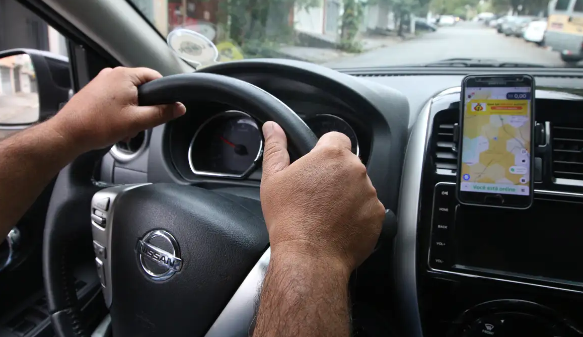 Motorista de aplicativo é rendido por “passageiros” durante corrida e tem carro roubado no Jardim Seminário