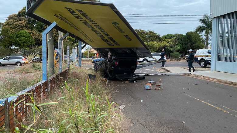 Após perder o controle, motorista capota carro e derruba outdoor na Avenida Ceará