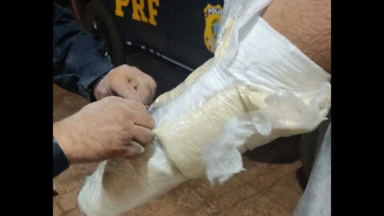 Traficante é preso com cocaína escondida no gesso em Terenos