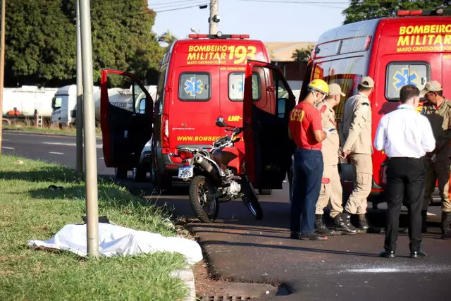 Motociclista morre após colidir com poste em rotatória na Avenida Duque de Caxias, em Campo Grande