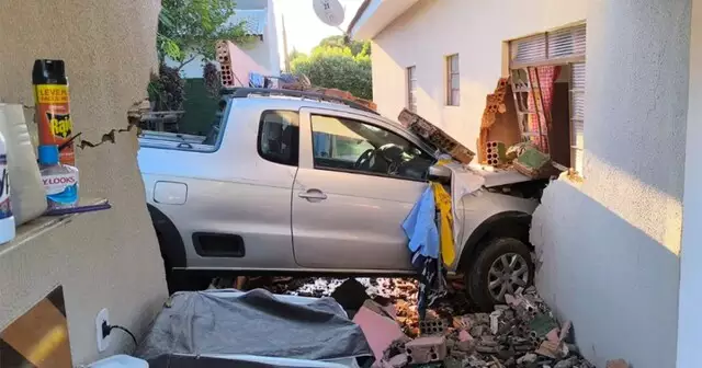 Carro invade casa e deixa mulher e criança feridas em Fátima do Sul