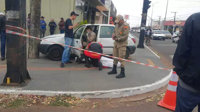 Após mal súbito, condutor bate o carro e morre na Avenida Júlio de Castilho