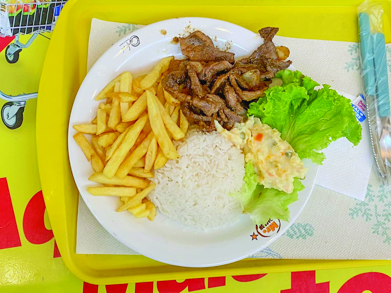 Combinação bife com batatas fritas custa em média R$ 40,00 para o consumidor