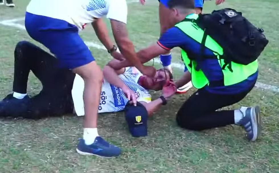 Mateus Sabatine, técnico do DAC, é agredido por segurança contratado para final do Estadual Sub-20 — Foto: Reprodução/Fair Play