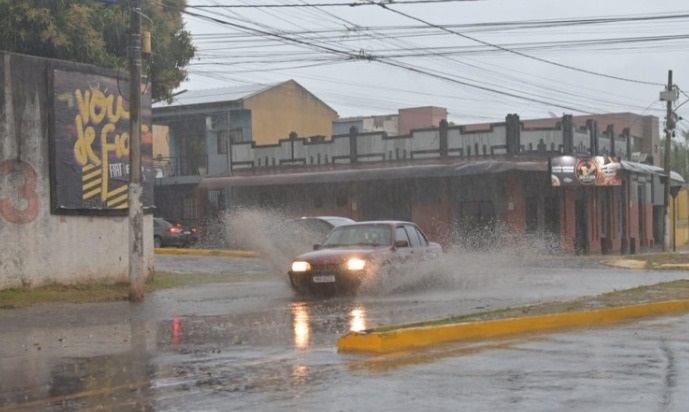 Corumbá e Ladário celebram chegada da chuva e Campo Grande amanhece sob fumaça de queimadas no Pantanal