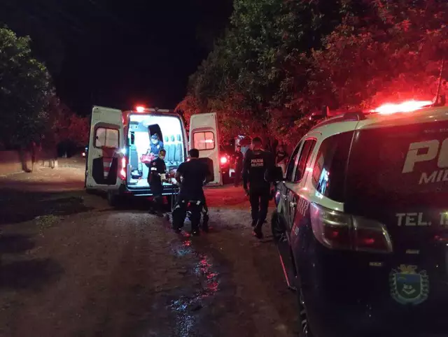 Jovem é alvo de atiradores em frente à sua residência no Jardim Campo Alto, na Capital