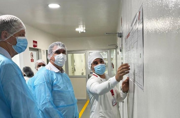 Governador Eduardo Riedel visitou IFA, empresa de medicamentos boliviana - Foto: divulgação