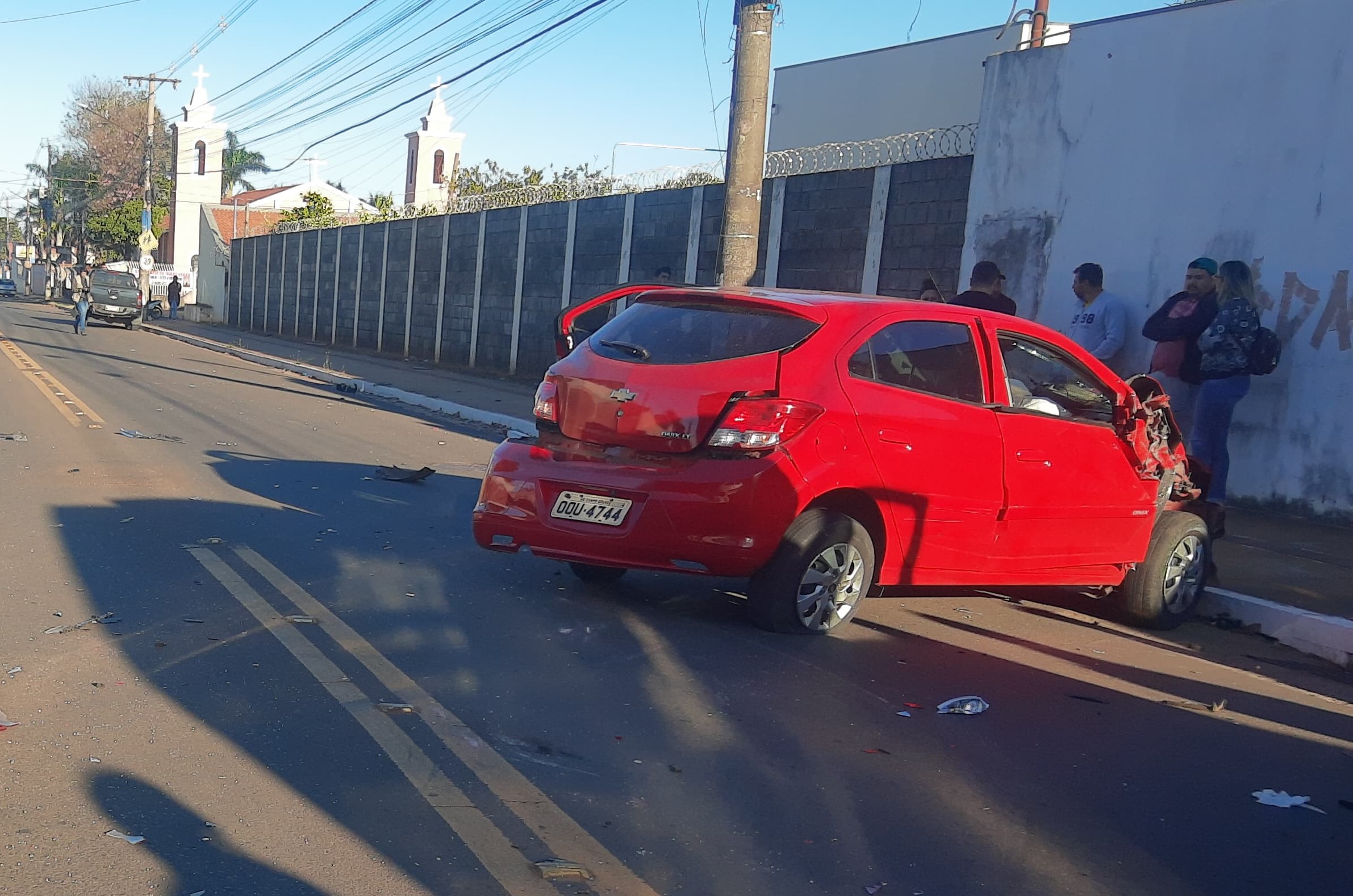 Carro bate em dois veículos, tomba e atrapalha o trânsito na Av. Júlio de Castilho