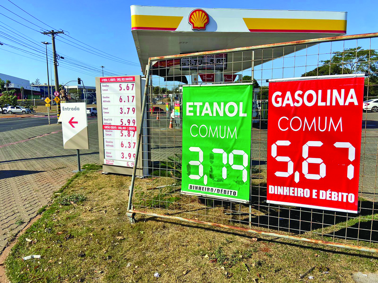 Posto Shell localizado
na rotatória da Coca Cola oferece preços
diferentes de pagamento (Foto: Julisandy Ferreira )