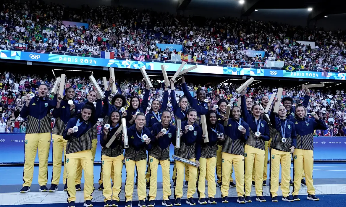 Seleção brasileira de futebol feminino conquista prata nas Olimpíadas de Paris 2024 após derrota para os Estados Unidos