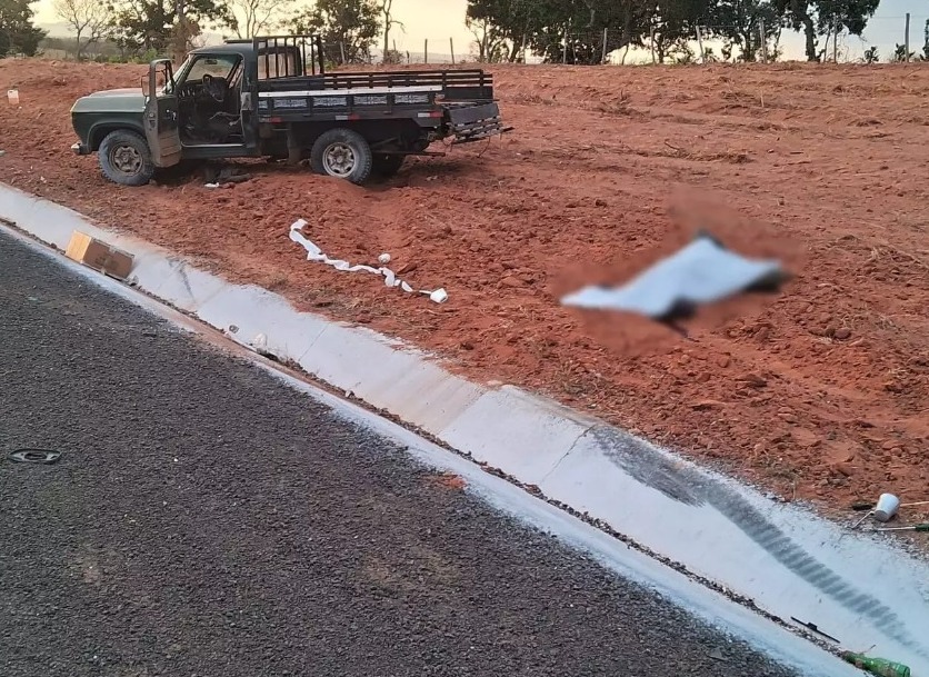 Motorista morre após ser arremessado de caminhonete atingida na traseira na BR-359