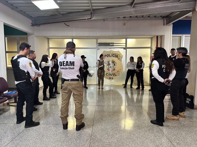 Durante prisão de 12 homens por violênia doméstica na Capital, um deles acabou discutindo com policiais