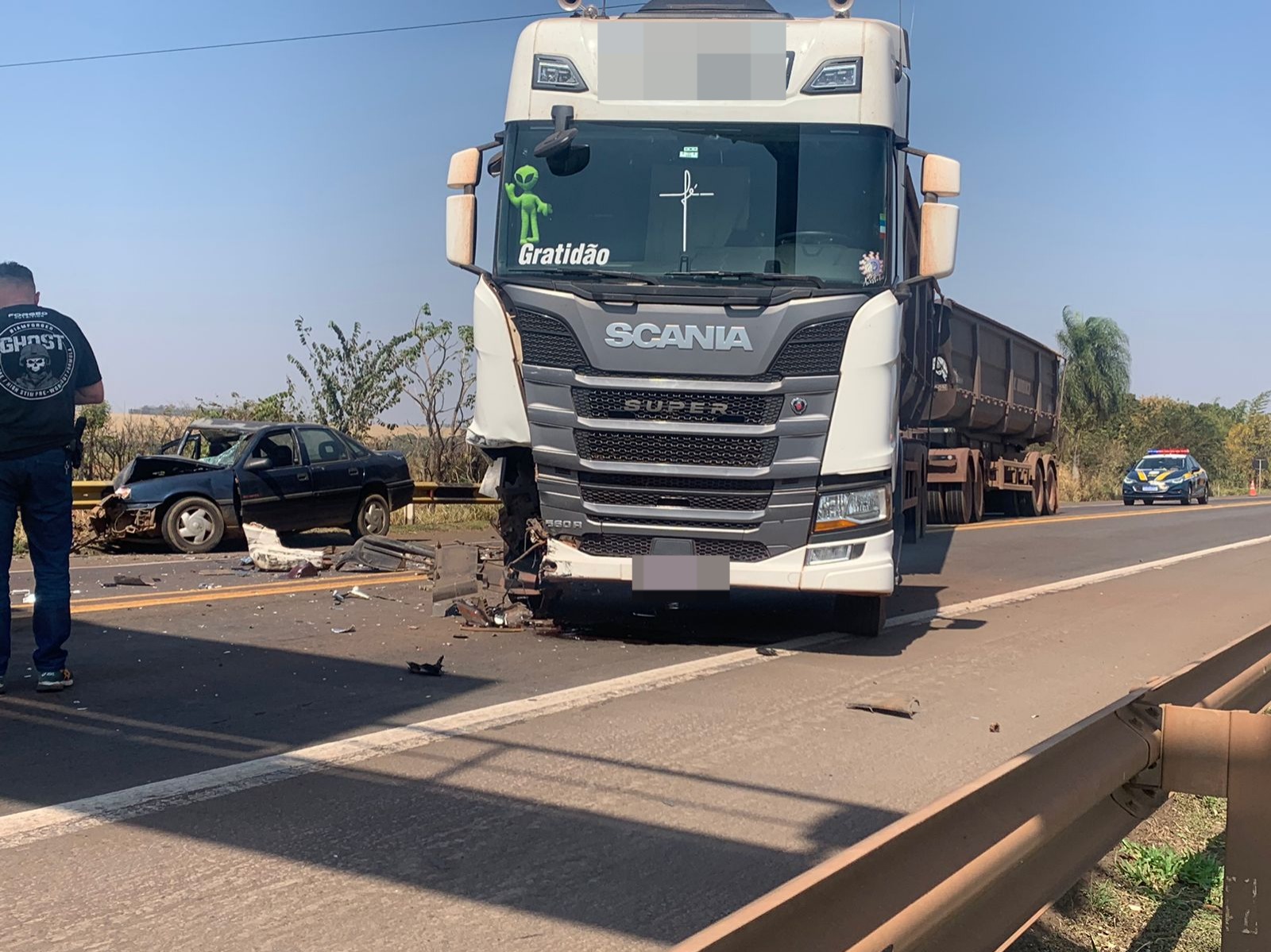 Batida frontal entre carro e carreta mata uma pessoa na BR-163, em Campo Grande