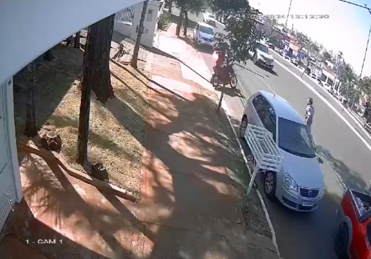 Vídeo: Motoentregador é perseguido por cliente com faca após pedido atrasar 10 minutos