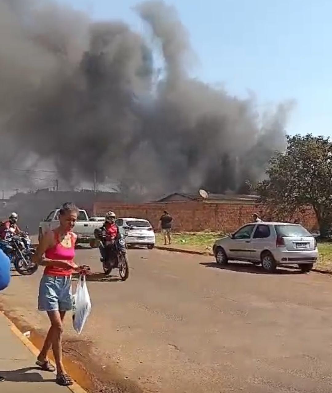 Incêndio destrói depósito de loja de estofados no Jardim Itamaracá