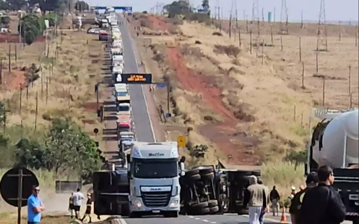 Carreta tomba e tranca outro trecho da BR-163 em São Gabriel do Oeste