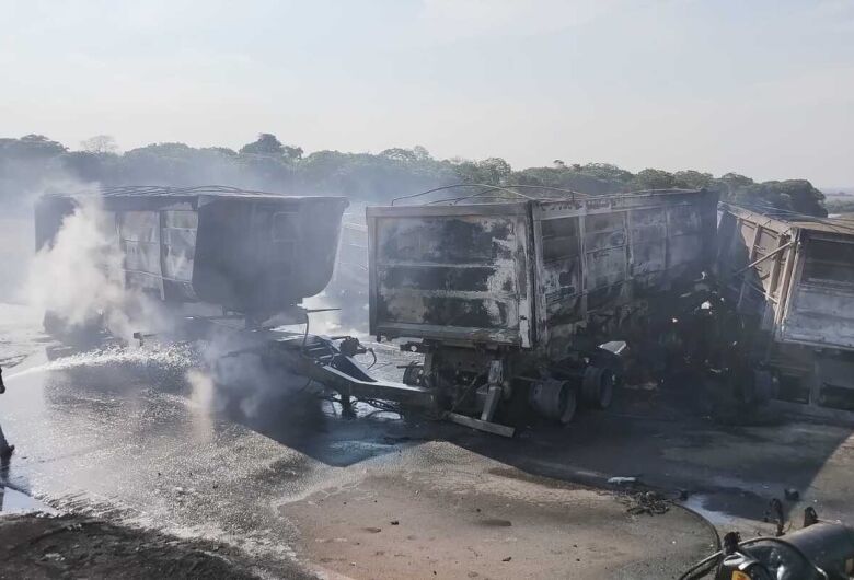 Colisão entre duas carretas mata uma pessoa em Dourados