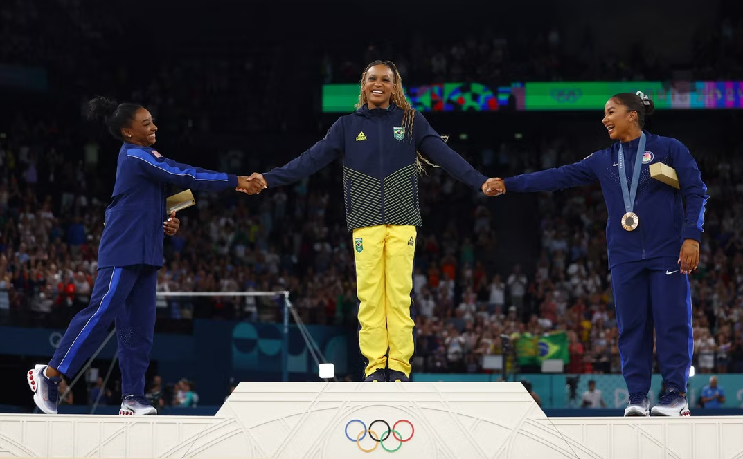 É OURO! Rebeca Andrade supera Simone Biles na final do solo em Paris 2024