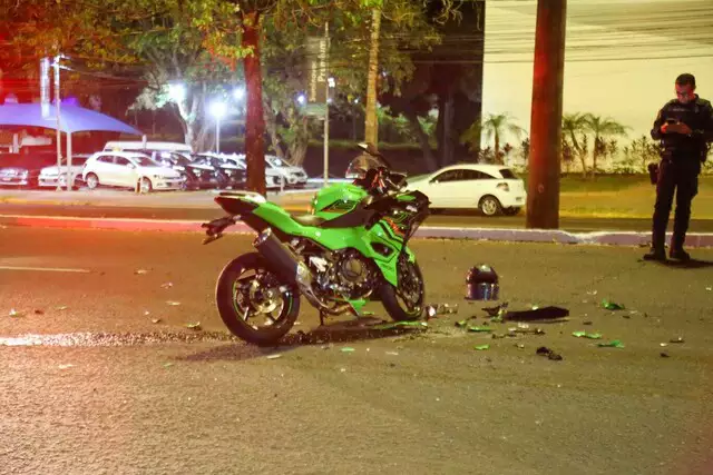 Acidente entre moto e picape deixa dois feridos na Avenida Afonso Pena, em Campo Grande