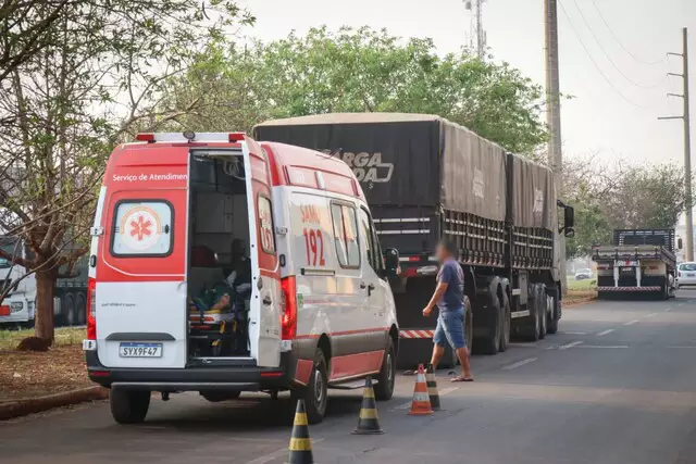 Motociclista fica gravemente ferido após colisão com carreta no Indubrasil