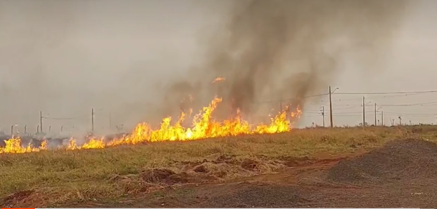 Incêndio atinge margens da rodovia que liga saídas de Aquidauana e Sidrolândia