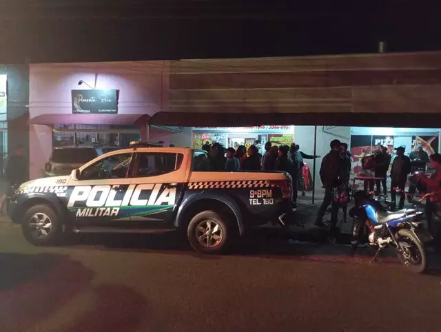 Jovem de 27 anos é baleado na cabeça em frente a pizzaria na Vila Nasser