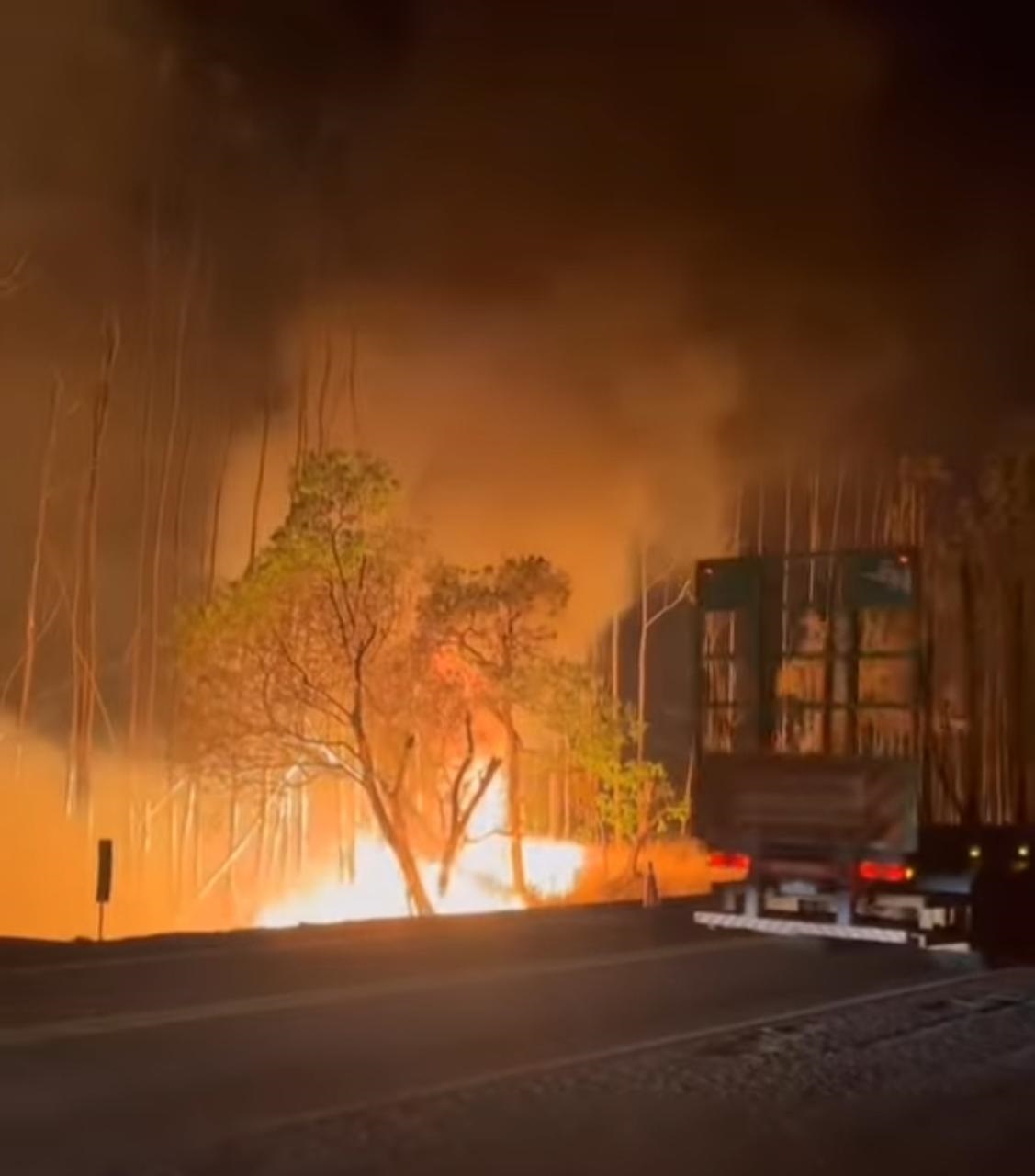 Incêndio em vegetação gera fumaça densa e atinge rodovia BR-163, em Campo Grande