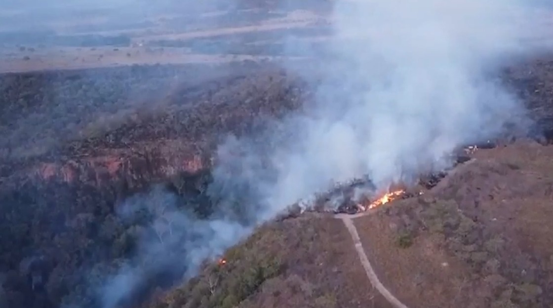 Vídeo: fogo avança na Serra de Maracaju e no Pantanal, bombeiros resgatam animais