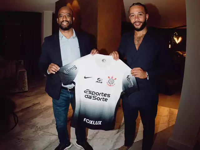 Memphis Depay ao lado do diretor executivo do Cornthians, Fábio de Jesus - Foto: reprodução/redes sociais