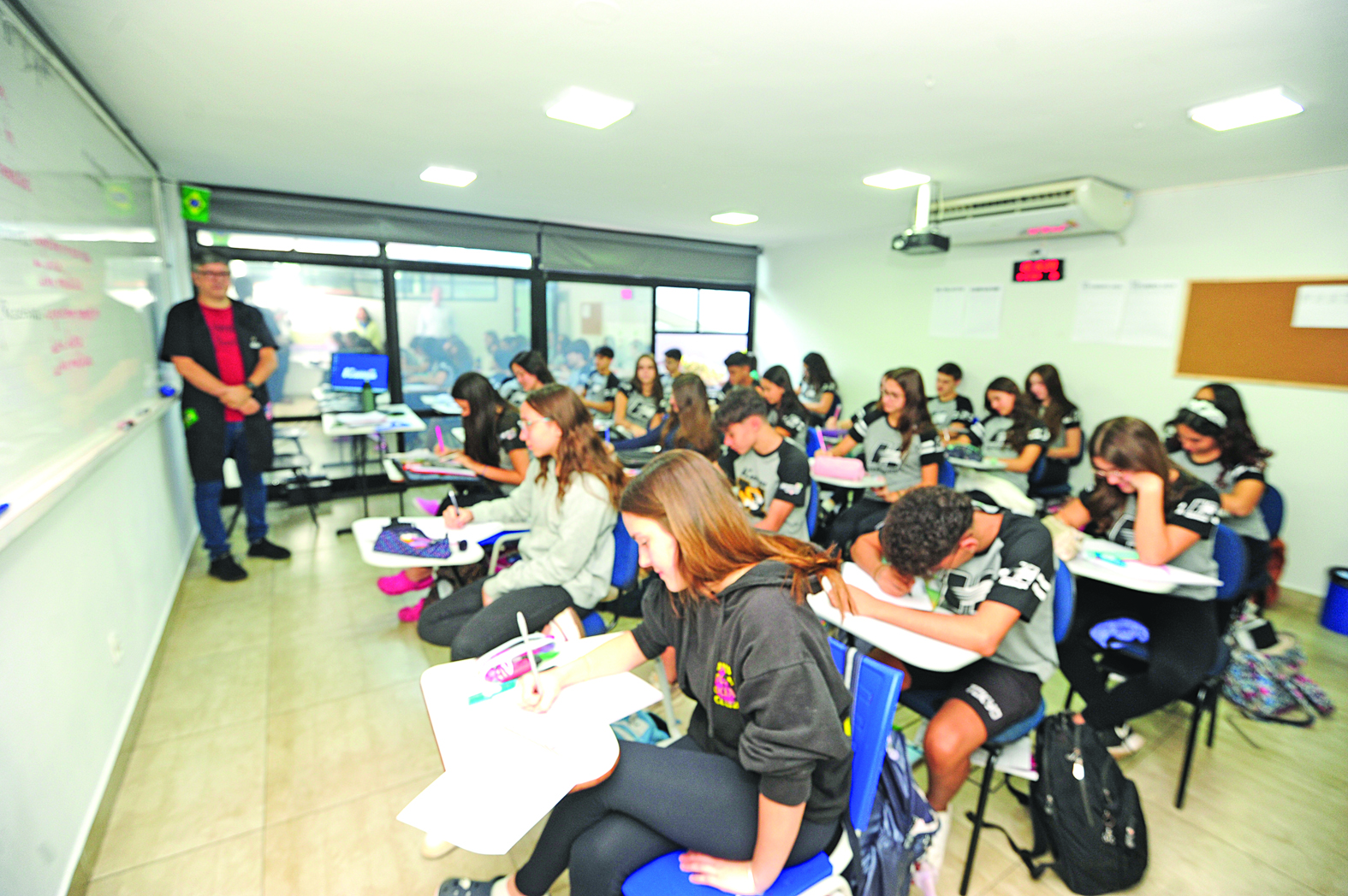 Escola de Campo Grande vira modelo ao restringir completamente o uso do celular em sala de aula