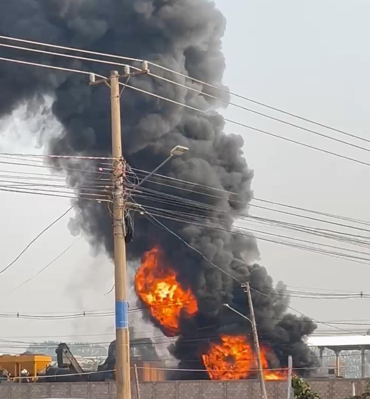 Vídeo mostra incêndio de grandes proporções em usina de asfalto no Indubrasil