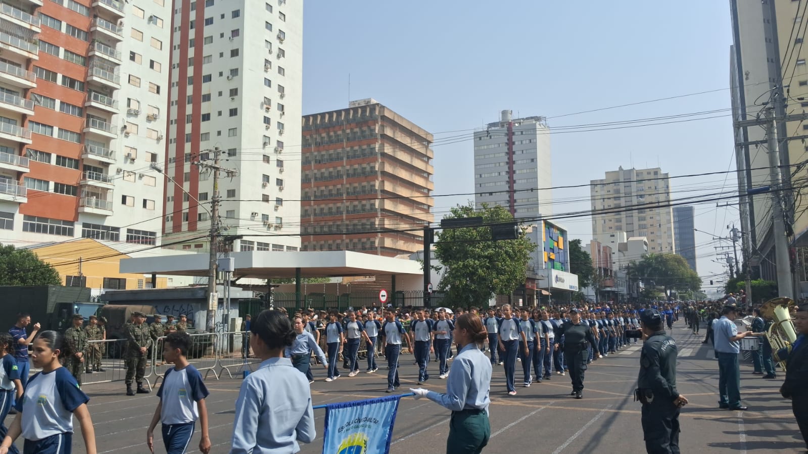 Mesmo com ‘calorão’, público lota arquibancada logo cedo para assistir ao desfile da Independência na Capital