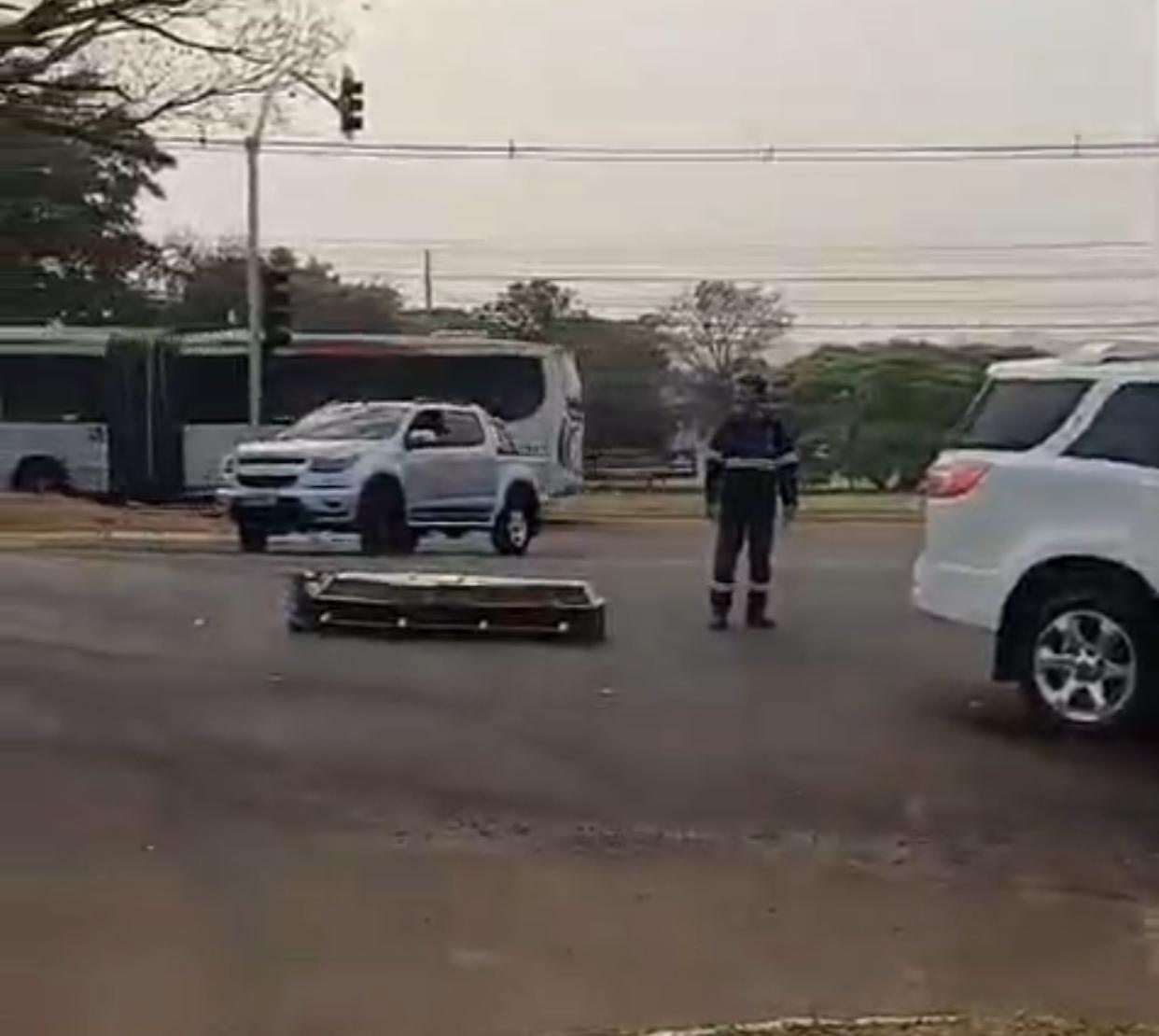 Vídeo mostra caixão no meio de avenida movimentada de Campo Grande