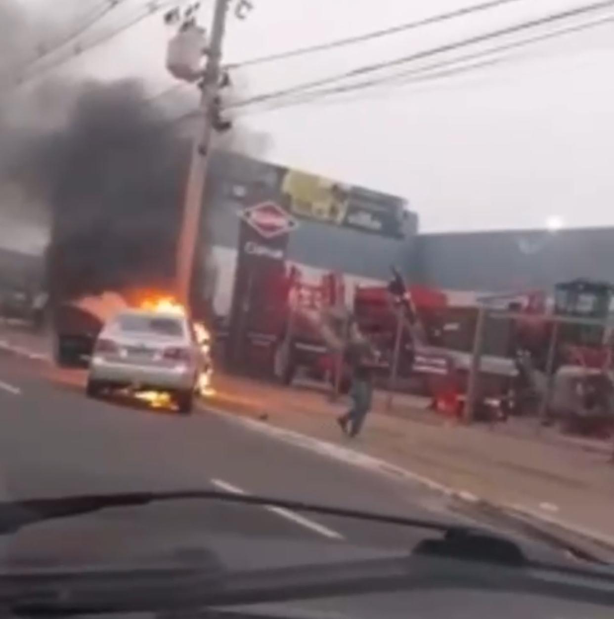 Vídeo mostra carro pegando fogo após bater em poste na Av. Consul Assaf Trad