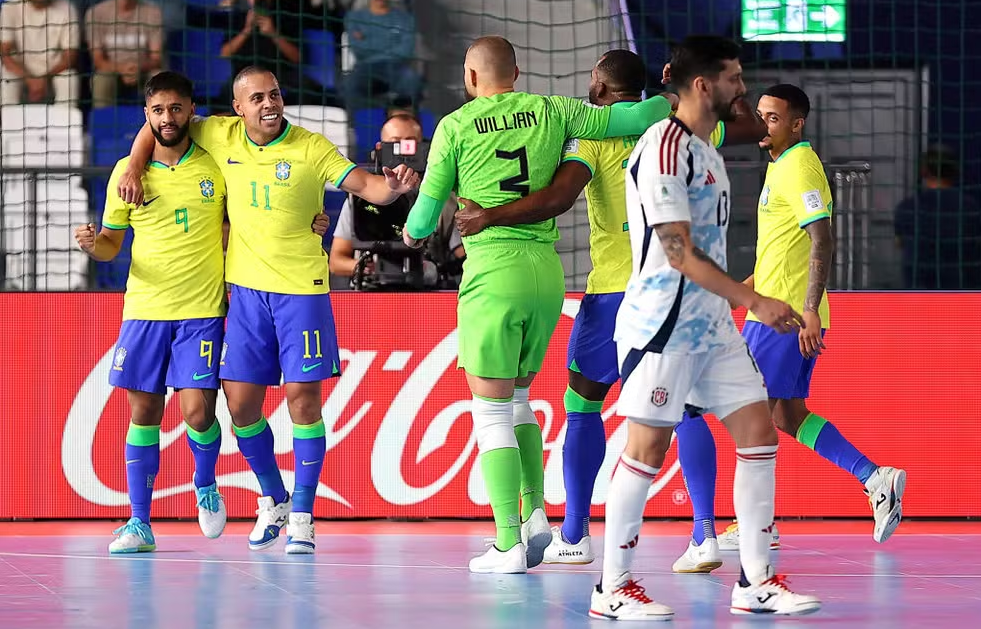 Seleção Brasileira de futsal comemora gol contra a Costa Rica — Foto: Robertus Pudyanto - FIFA/FIFA via Getty Images