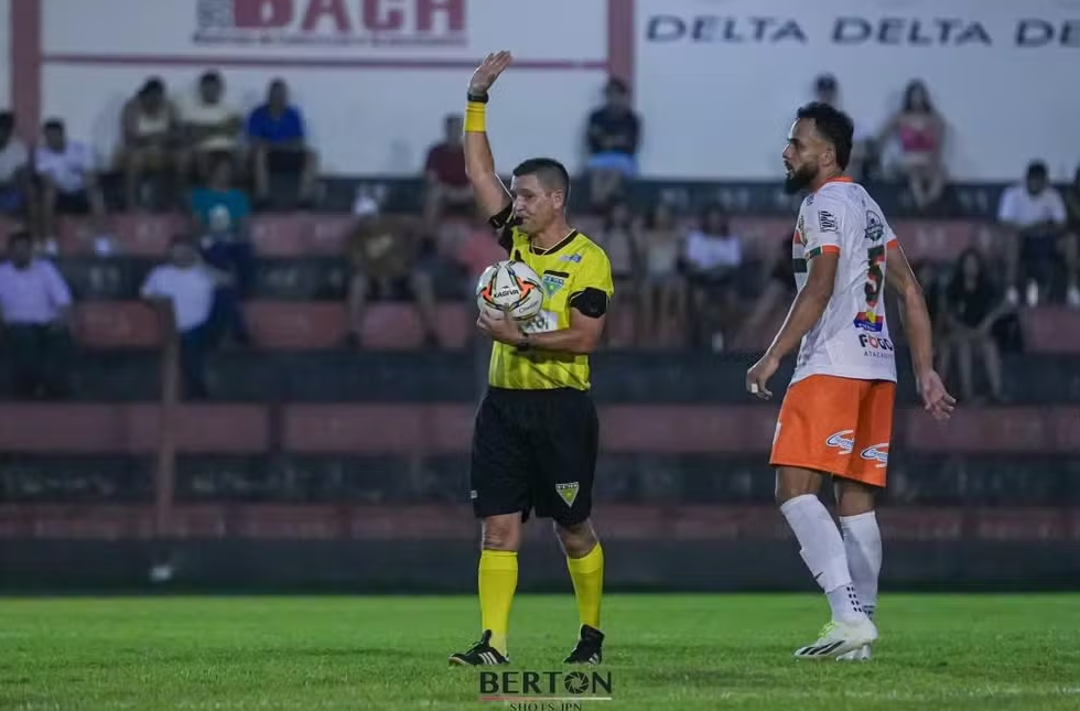 Maicon Alex Ristof de Souza foi o árbitro do empate sem gols entre Águia Negra e Naviraiense — Foto: Marcelo Berton