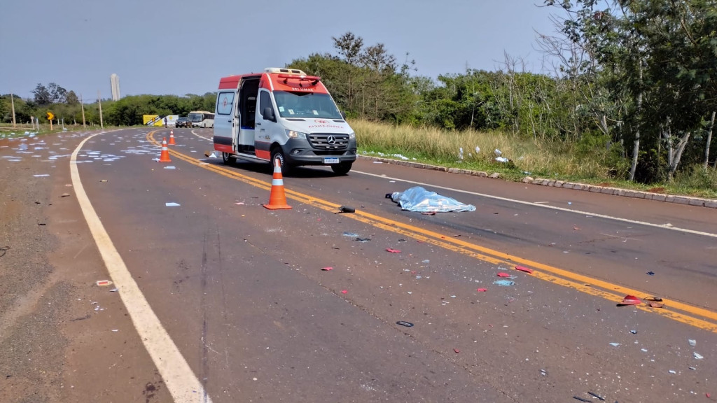 Motociclista bate de frente com carro e morre em Dourados