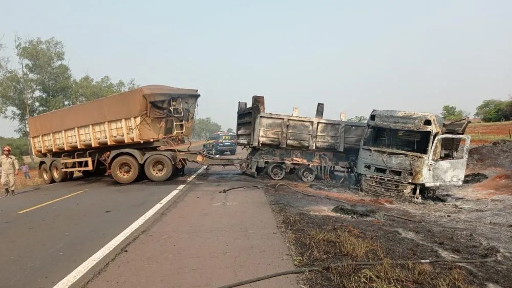 Carreta pega fogo na BR-267 após bater em barranco para tentar evitar colisão com veículo de passeio