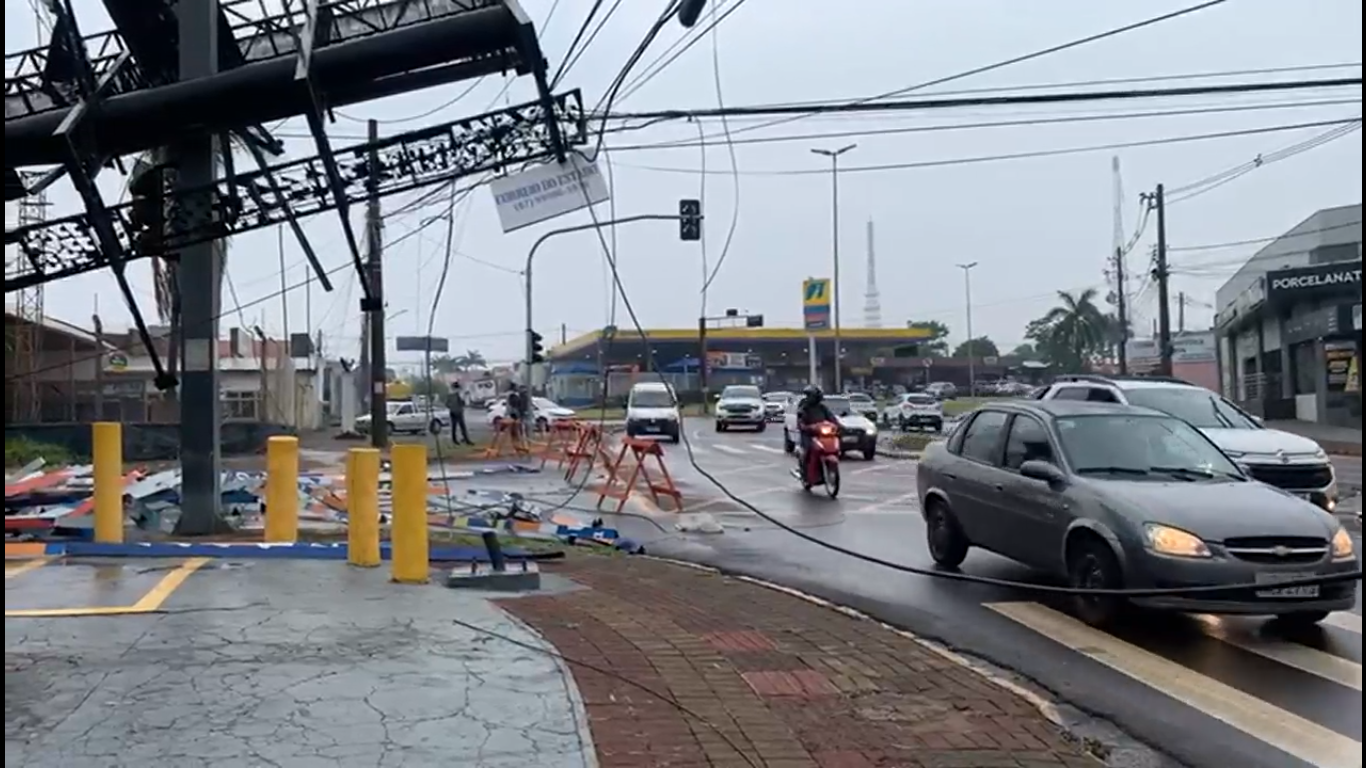 Temporal em Campo Grande deixa 34 bairros parcialmente sem energia e causa caos no trânsito