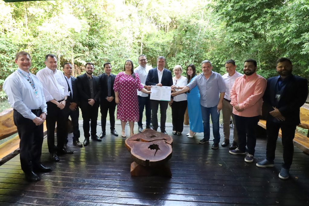 Governador assinou a construção de novas moradias - Foto: Álvaro Rezende