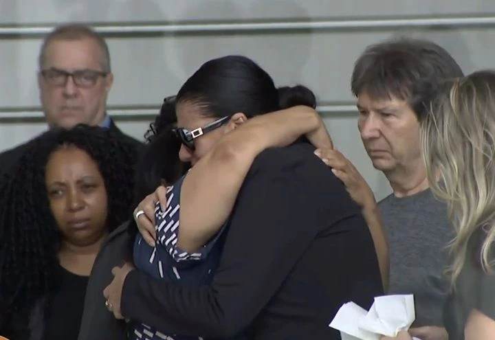 Irani Pinheiro, viúva de Maguila, recebendo as condolências  - Foto: reprodução/SBT News