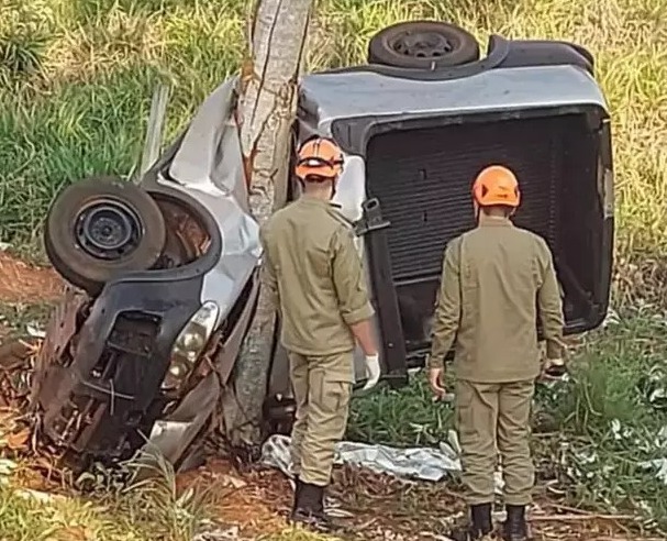 Carro “abraça” árvore e motorista morre em grave acidente na MS-178