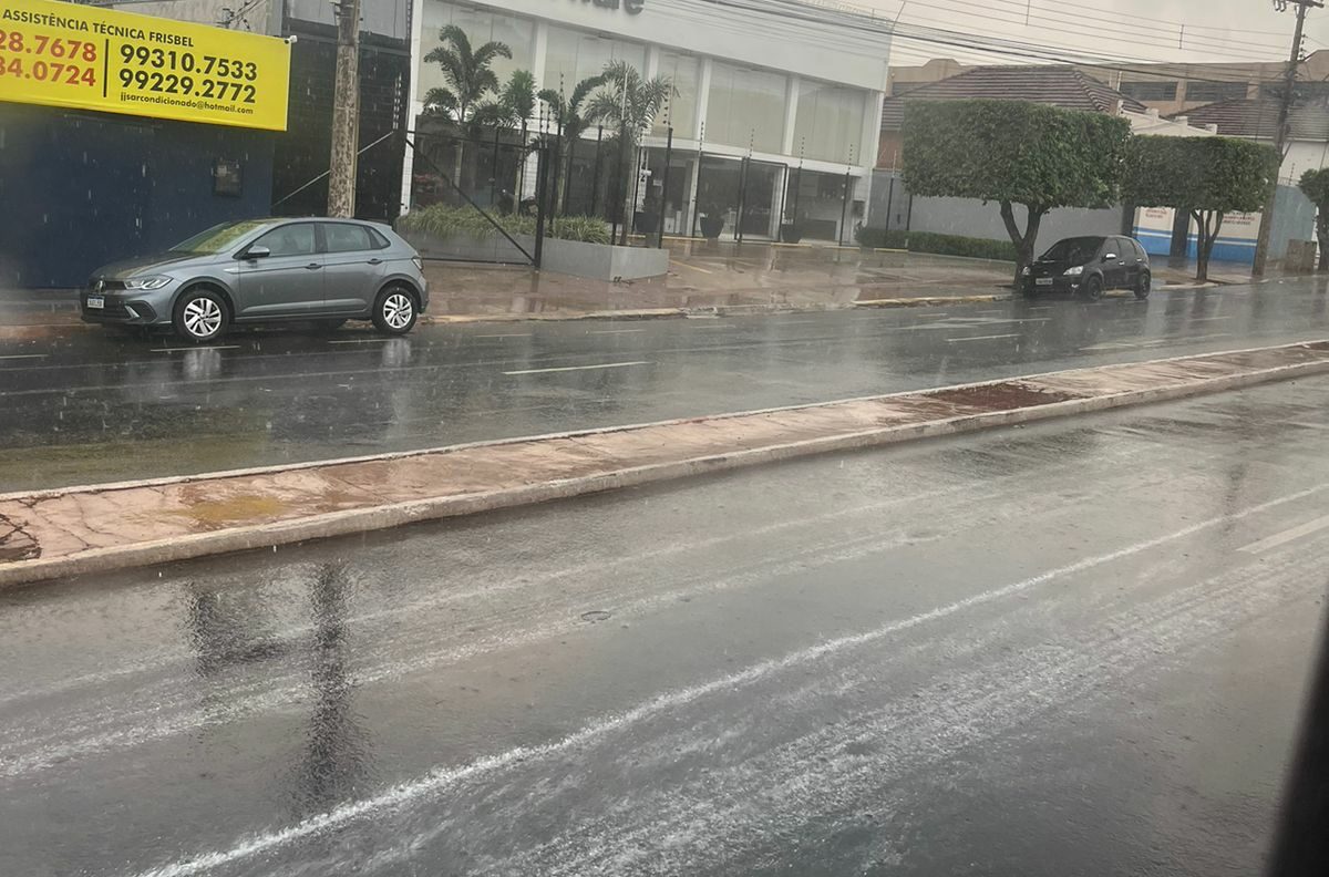 Finalmente: moradores registram chegada da chuva em Campo Grande após dias de calorão