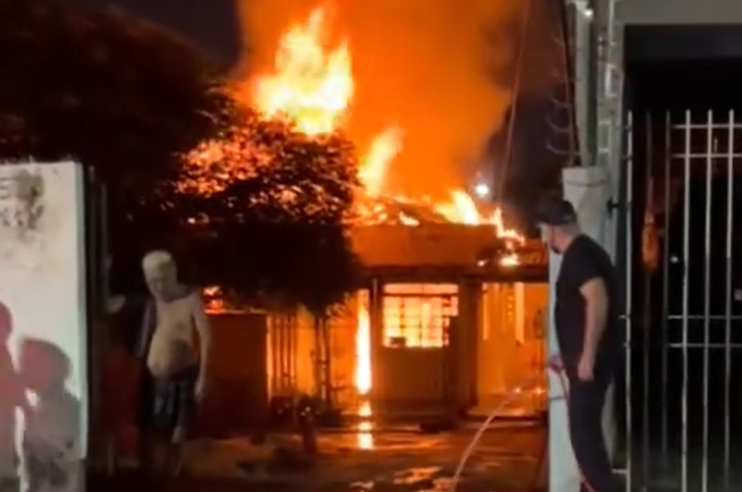 Vídeo: Suspeita de curto-circuito causa incêndio em casa no Bairro Amambaí