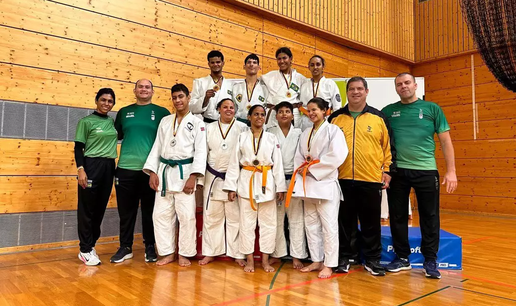 Seleção Brasileira de judô sub-21 posando para foto com as medalhas; atletas de MS na fileira superior ao centro - Foto: Divulgação/CBDV